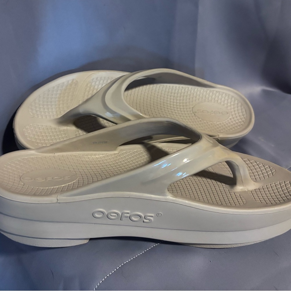 Oofos Women's Cream Athletic Sandals - Picture 2 of 6
